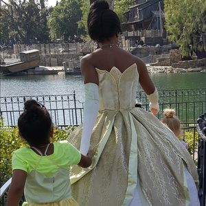 Meet your Posher, Claudia